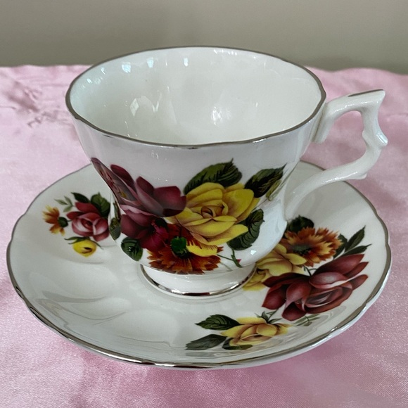 EUC VTG ROYAL WINDSOR 3082 BONE CHINA FOOTED TEACUP AND SAUCER WITH ROSES - Picture 2 of 9